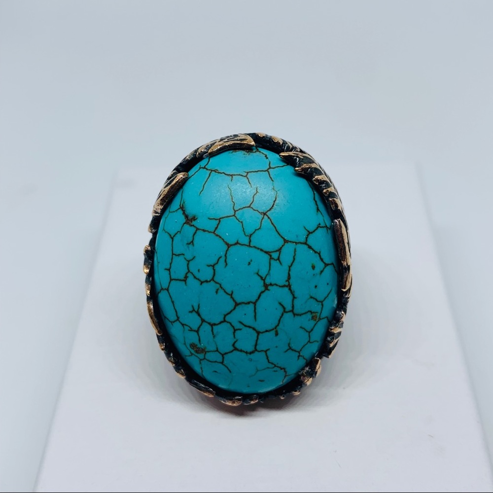 Large oval turquoise goldtone cocktail ring 8-8.5